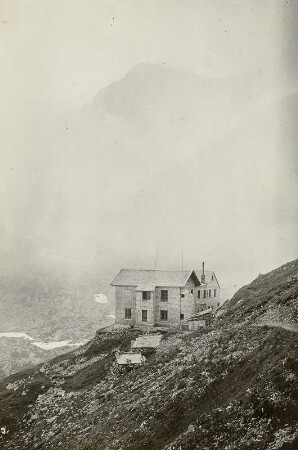 Österreich. Stubaier Alpen. Blick zur Innsbrucker Hütte (1894)