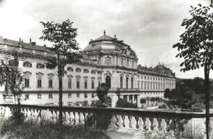 Würzburg, Residenz : Würzburg. Residenz (1720-1744; J. L. von Hildebrandt, B. Neumann). Ansicht von Süden über Terrasse und Hofgarten