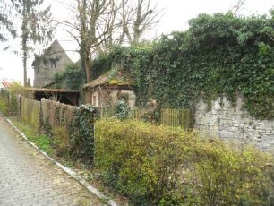Stadtbefestigung-Ansicht im Ostnordosten-Stadtmauer im Verlauf nach Süden über Feldseite zum rechteckigen Wehrturm (eingestellt) in Übersicht