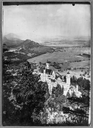 Vorm Schloss Neuschwanstein : Blick zum Schloss Neuschwanstein