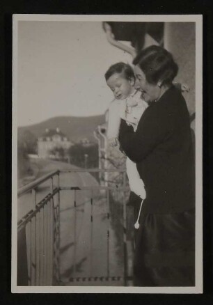 Gerty von Hofmannsthal als mittelalte Dame mit ihrem Enkel Christoph Zimmer auf dem Arm