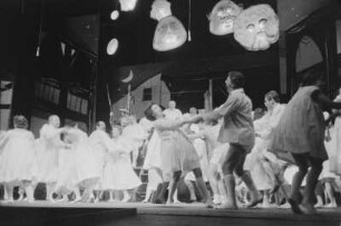 Szenenbilder aus der bayrischen Komödie "Astutuli" von Carl Orff. Mit Fred Düren als Gagler, Steffi Freund als Fundula, Carola Braunbock, Fritz Links, Georg Peter-Pilz u. a. Deutsches Theater Berlin, November 1958