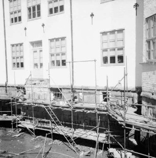 Restaurierung: Arbeiten an Fundament: Gerüst, Arbeiter, Leiter: innerer Graben ausgehoben