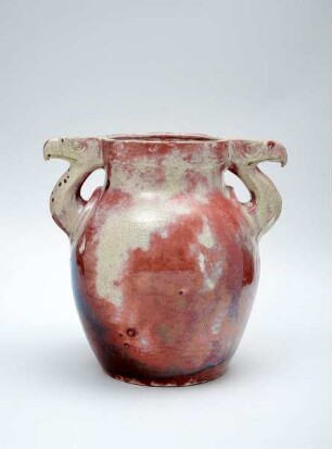 Vase mit Geierkopfhenkeln