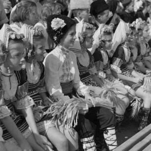 10. Jahresfeier der Pioniere in Sofia Mitwirkende junge Pioniere im Stadion