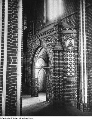 Südportal in der Zisterzienser-Klosterkirche (1295-1368; Restaurierung 1882-1900, G. L. Möckel)