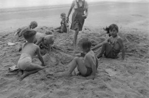 Kinderaufnahmen (Hegent) am Stößensee : Kinder spielen im Sand am Seeufer