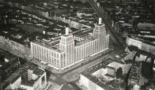 Berlin-Neukölln, Hermannplatz. Stadtteilansicht mi Warenhaus Karstadt. Luftbild-Schrägaufnahme von Süden
