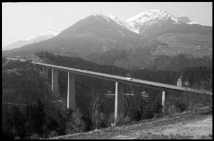Igls: Gesamtansicht der Europa Brücke mit Schönberg, von Osten