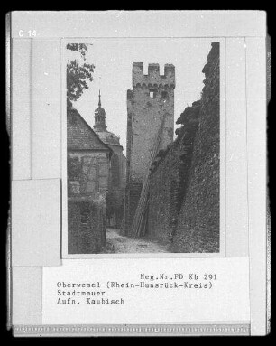 Oberwesel. Stadtmauer. Ansicht der Stadtseite. Blick zum Hospitalturm (um 1240, 1391 Erweiterung)