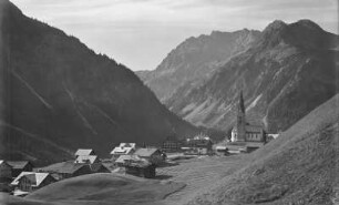 Mittelberg im Kleinwalsertal mit Widderstein : Mittelberg (Vorarlberg) im Kleinwalsertal. Ansicht mit Pfarrkirche hl. Jodok und Großem Widderstein (2533 m ü. A.)