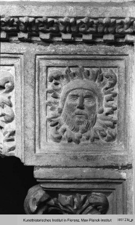 Baldachin : Konsolen mit Figuren und Reliefs von Köpfen