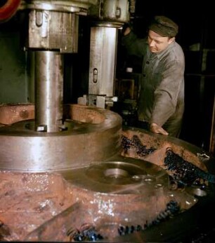Arbeiter an einer Vertikal-Bohrmaschine des VEB Umformtechnik Erfurt