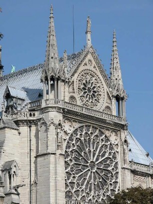 Kirche Notre Dame, Seitenflügel mit Glasrosette