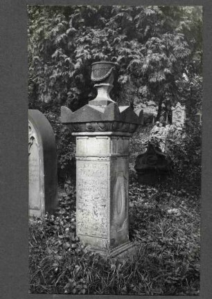 protestantischer Friedhof. Grabstein mit Urne. Juli