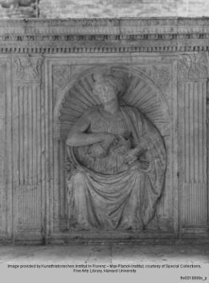 Marmorbank mit Darstellungen der Kardinaltugenden : Reliefs der Rückenlehne