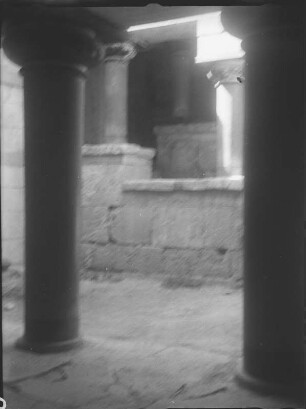 Minoische Ausgrabungen : Griechenland. Kreta. Knossos. Blick durch die Säulen eines steinernen Treppenhauses