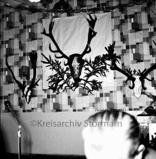 Kreisjägerschaft Stormarn e.V.: Rohlfshagen/Kupfermühle: Mitgliederversammlung: Hegeringschau mit Jagdtrophäen an der Wand: vorn rechts Kopf