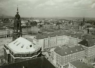 Dresden. Blick vom Rathausturm nach Nordwesten auf Kreuzkirche und Ostbaublock des Altmarktes