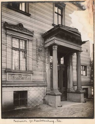 Villa Bleichröder, Berlin-Charlottenburg: Ansicht Seiteneingang zur Berliner Straße (aus: Julius Kohte, Alt-Berlin, Bauwerke in Berlin und Charlottenburg, aufgenommen 1907-1914)