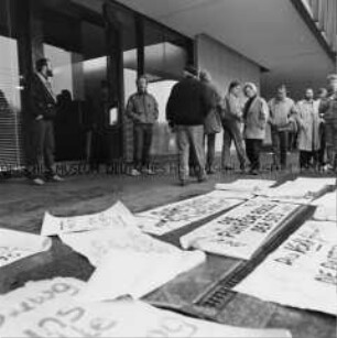 Transparente von der Großdemonstration in der Ostberliner Innenstadt