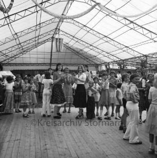 Rethwischdorf: Gemeindefest: Festzelt mit Bühne: Vorführung eines Volkstanzes