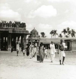 Kanchipuram, Indien. Indische Familien im Tempelhof