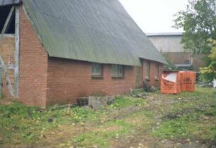 Schuhwiesenweg 2: Bauernhaus: Traufseite: links Wirtschaftstrakt, rechts Wohntrakt mit Tür: umgebaut