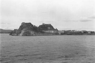Landzunge : Landzunge mit Felsen vom Wasser aus.