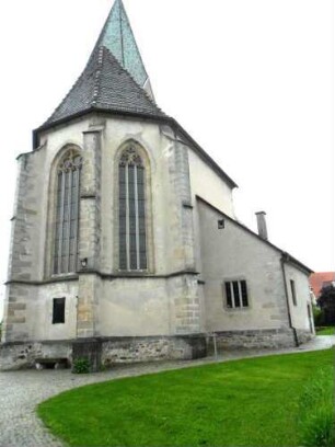 Kirche von Nordosten mit Kirchturmspitze über gotischem Chorchor (mit Strebepfeilern und Maßwerkfenstern) sowie Sakristei