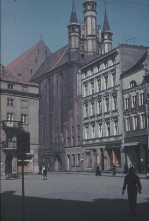 Deutschland. Straßenbild mit Backsteinkirche