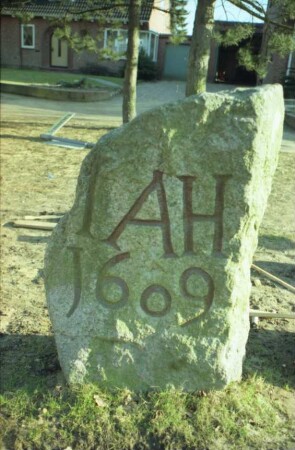 Husum (Kreis Nordfriesland): Grenzstein: Vorderseite: Inschrift IAH 1609 für Herzog Johann Adolf