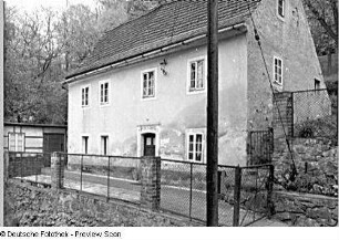 Scharfenberg, Wohnhaus : Scharfenberg. Wohnhaus mit Einfriedung und Nebengebäude