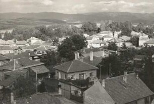 Bansko am Fuße des Piringebirges, Bulgarien. Blick vom Kirchturm nach Ost-Nordosten auf die Rhodopen