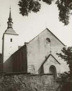 Maxen, Pfarrkirche : Maxen (Kreis Pirna), Pfarrkirche, 16. Jahrhundert, 1625 (Turm), Ansicht von Südost mit Kirchhofmauer