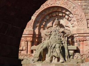 Kaiser Barbarossa im Kyffhäusergebirge : Unterhalb des Kyffhäuser-Monumentaldenkmals sitzt der in Stein gehauene Kaiser Barbarossa, aufgenommen am 28. April 2012