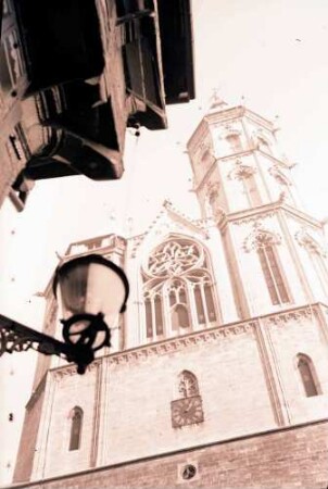 Braunschweig: St. Andreas-Kirche von unten, Vordergrund Laterne