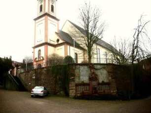 Ansicht von Südwesten mit neuer Kirche (1743) in ehemaligem Kirchhof-Kirchhofmauer in der Substruktion als Futtermauer