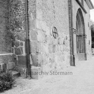 Friedenskirche: südliche Außenmauer mit Feldsteinen