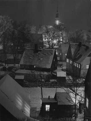 Neudorf (Kreis Annaberg). Gebäude und Kirche im Winter