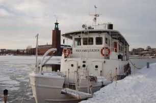 Stockholm - Rathaus am Mälarsee : Im Winter liegen die Rundfahrtschiffe am zugefrorenen Mälarsee, hintern das Rathaus, Stadshuset, aufgenommen 2006 in Stockholm