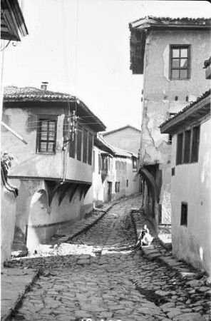 Plovdiv: enge Gasse im Türkenviertel, rechts sitzen Kindern