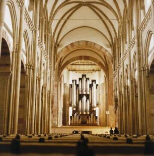 Magdeburg. Klosterkirche Unser Lieben Frauen (Konzerthalle "Georg Philipp Telemann"; 1064-1078, Erweiterung 1129-1151/1200). Blick durch das Mittelschiff zur viermanualigen Orgel von Jehmlich Orgelbau Dresden (op. 1000, 1979)