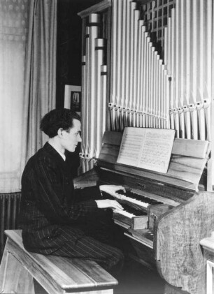 Herbert Collum an seiner Hausorgel : Organist Herbert Collum an seiner Hausorgel der Gebrüder Jehmlich (1942 für Paul Posselt; ab 1945 im Besitz von Herbert Collum; 1970 nach Köln ausgelagert)