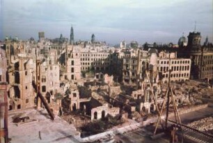 Dresden-Altstadt. Blick über die Ringstraße und die zerstörte Bebauung westlich vom Pirnaischen Platz zum Polizeipräsidium