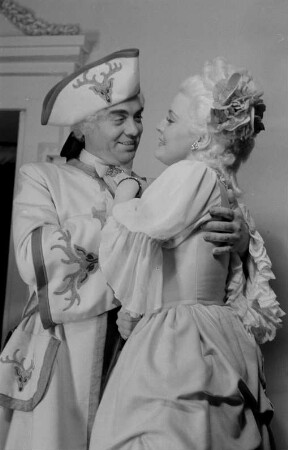 Szenenbilder aus der Operette "Die Dubarry" von Karl Millöcker und Theo Mackeben am Metropol-Theater Berlin