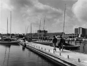 Kiel-Schilksee. Yachthafen des Olympiazentrums. Im Hintergrund Hotelanlagen