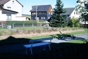 Grünanlage in der Ortsmitte mit Bänken