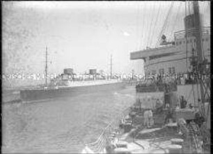 Blick vom Deck des Hochseepassagierdampfers "Bremen" auf den in Bremerhaven liegenden Hochseepassagierdampfer "Europa"