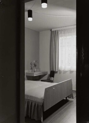 Nachtschrank : Musterschlafzimmer (1962; F. Ehrlich). Betten und Wandnachtschrank